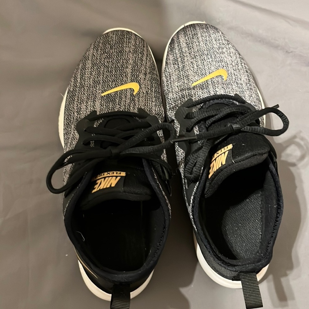 Nike Wonens Flex Trainer 9, Black/Gold, size 7
